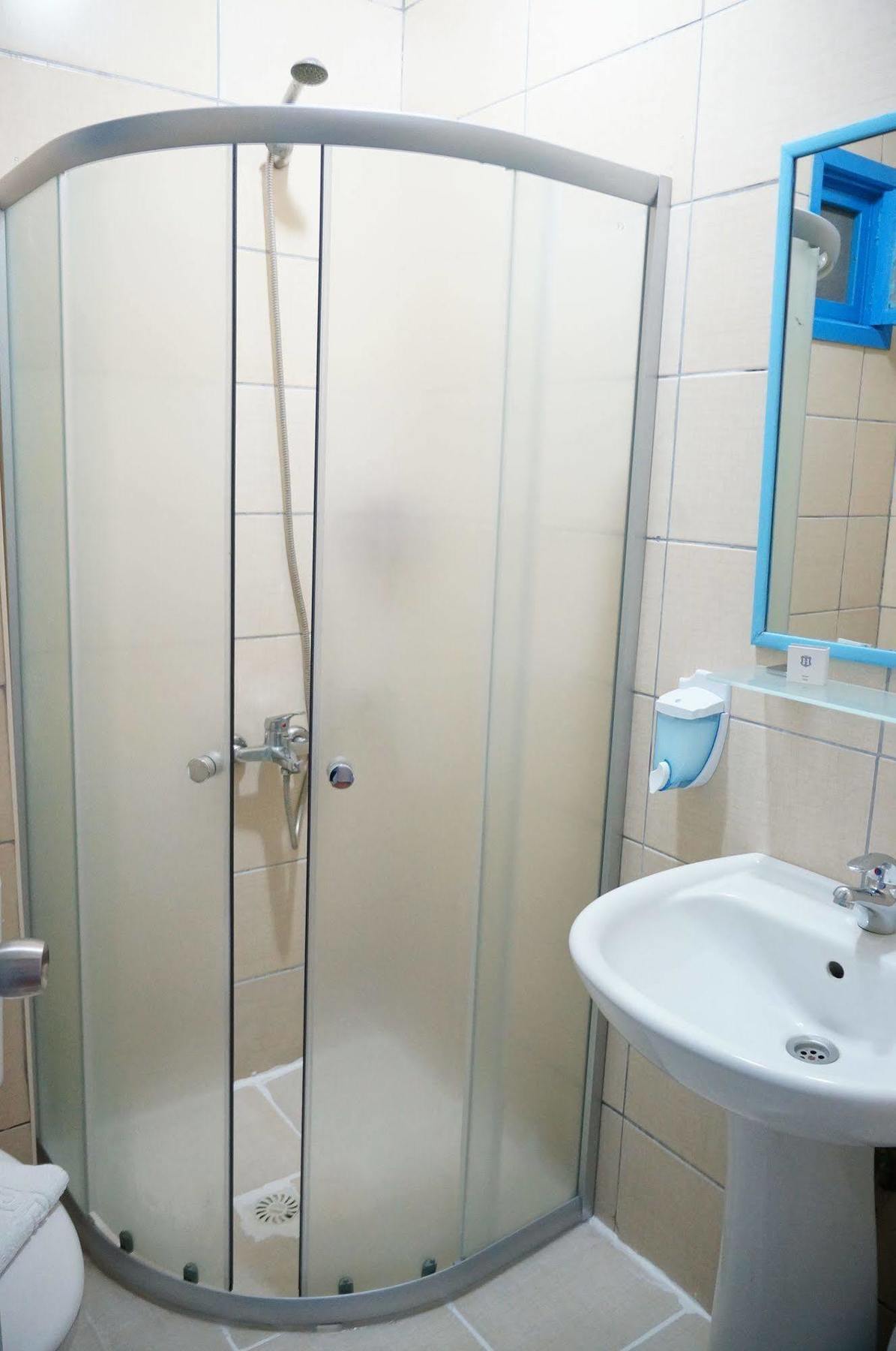Esmana Hotel Битез Екстериор снимка