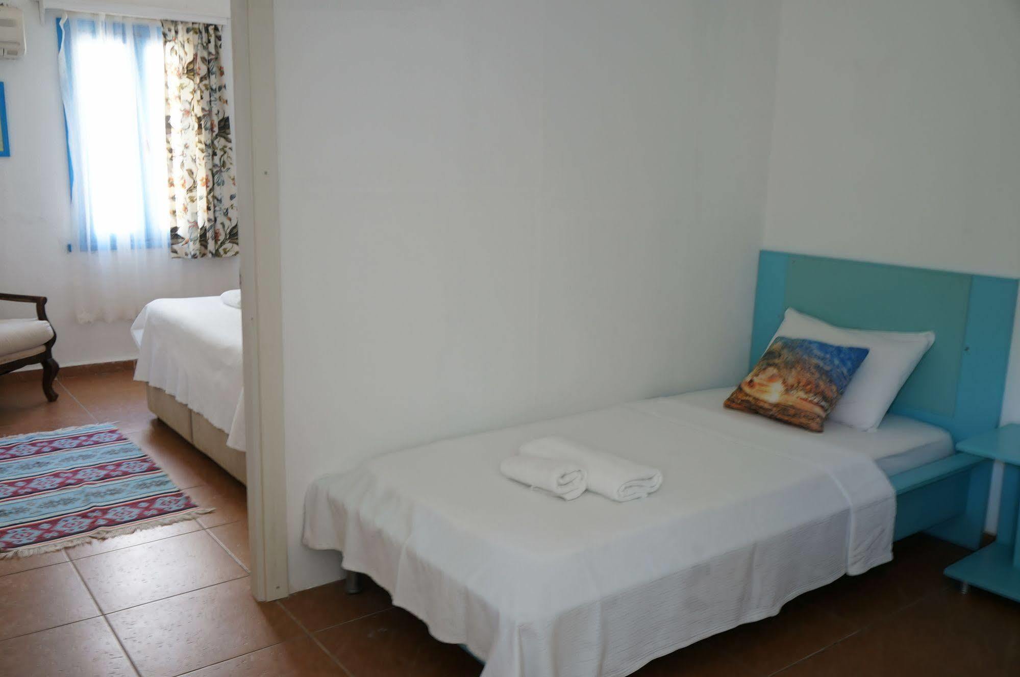 Esmana Hotel Битез Екстериор снимка